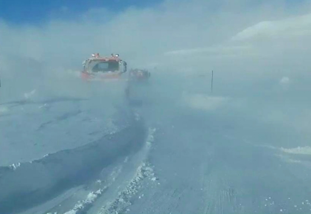 Drumarii au intervenit după ce viscolul și zăpada au acoperit căile de acces. Unde se întâmplă