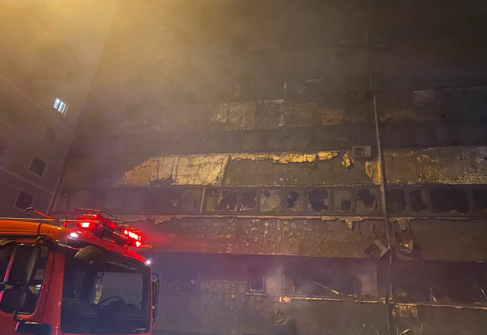 VIDEO Incendiu violent într-un bloc din Constanta. A fost activat PLANUL ROȘU