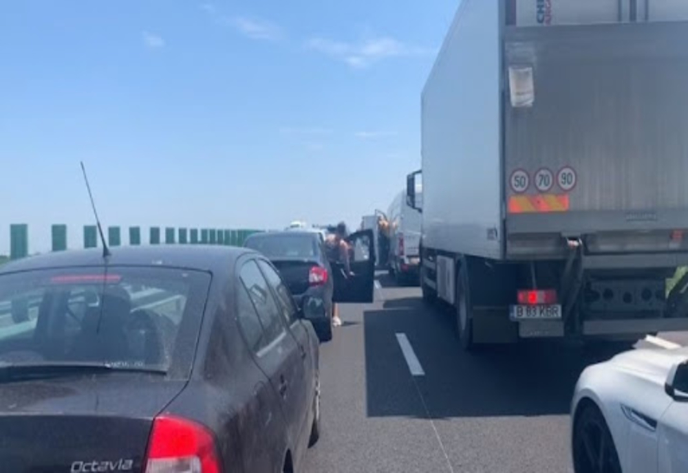 Circulaţie îngreunată pe Autostrada A1 Bucureşti- Piteşti din cauza unui TIR răsturnat pe partea carosabilă