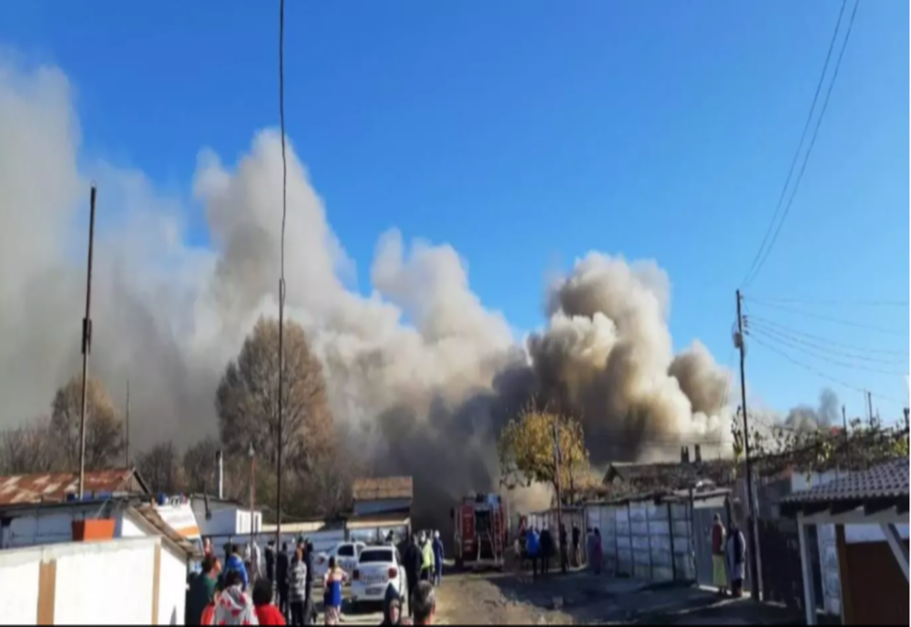 INCENDIU violent la Constanța: Flăcările s-au extins la 7 locuințe