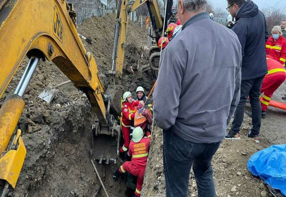 Tragedie în Prahova: Un bărbat care lucra la reţeaua de canalizare a murit după ce a fost prins sub un mal de pământ