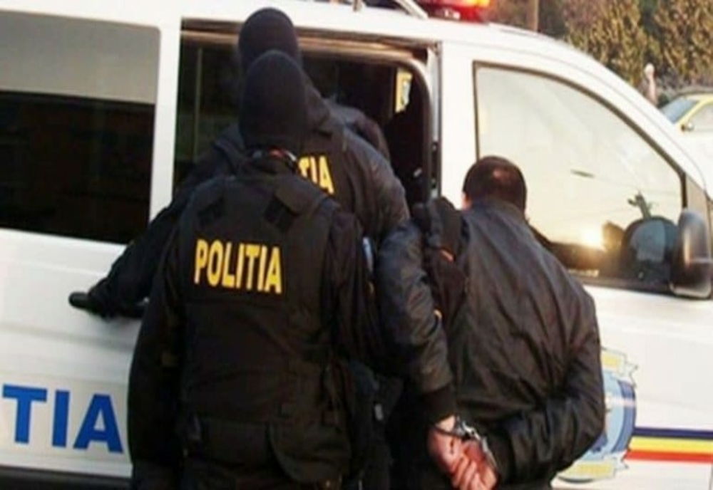 Bărbatul care a amenințat că își dă foc vineri seara în Bărcănești, se afla în arest la domiciliu. Acesta a ajuns în spatele gratiilor