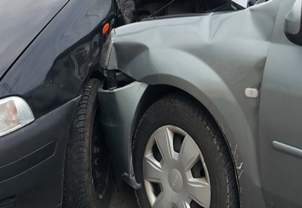 Un șofer băut a pierdut controlul volanului și a intrat într-o mașină parcată regulamentar