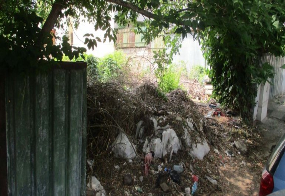 Gălăţeni amendaţi de polițiștii locali pentru aruncarea gunoaielor pe domeniul public