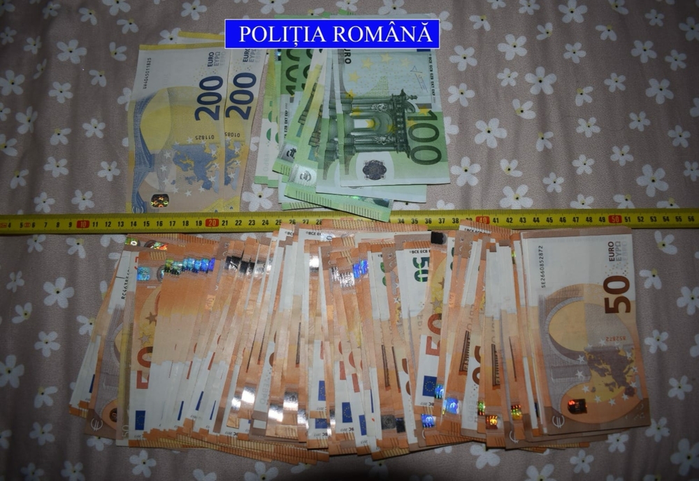 FOTO UPDATE. Bijuterii, valută şi droguri, găsite de poliţiştii din Olt în urma percheziţiilor
