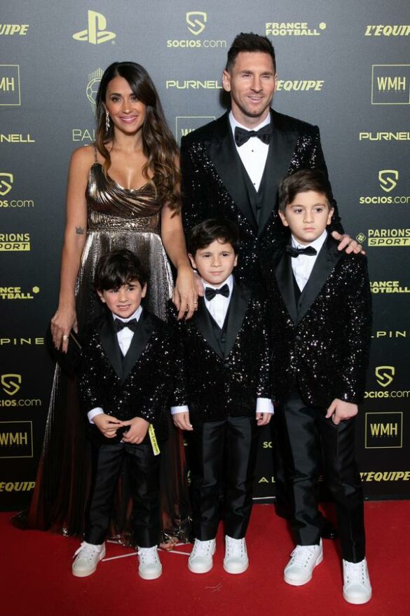Lionel Messi, ci soția sa, Antonella Roccuzzo, și cei trei fii.