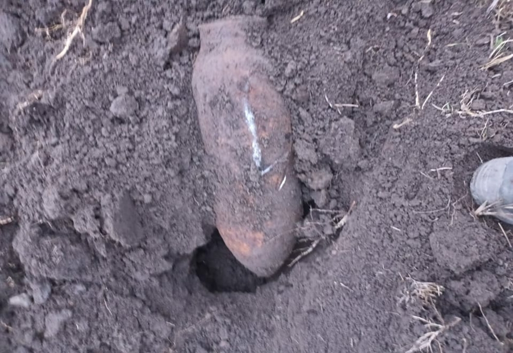 Pirotehniștii de la ISU Galați asanează o bombă de aviație descoperită în comuna gălățeană Umbrărești, sat Torcești