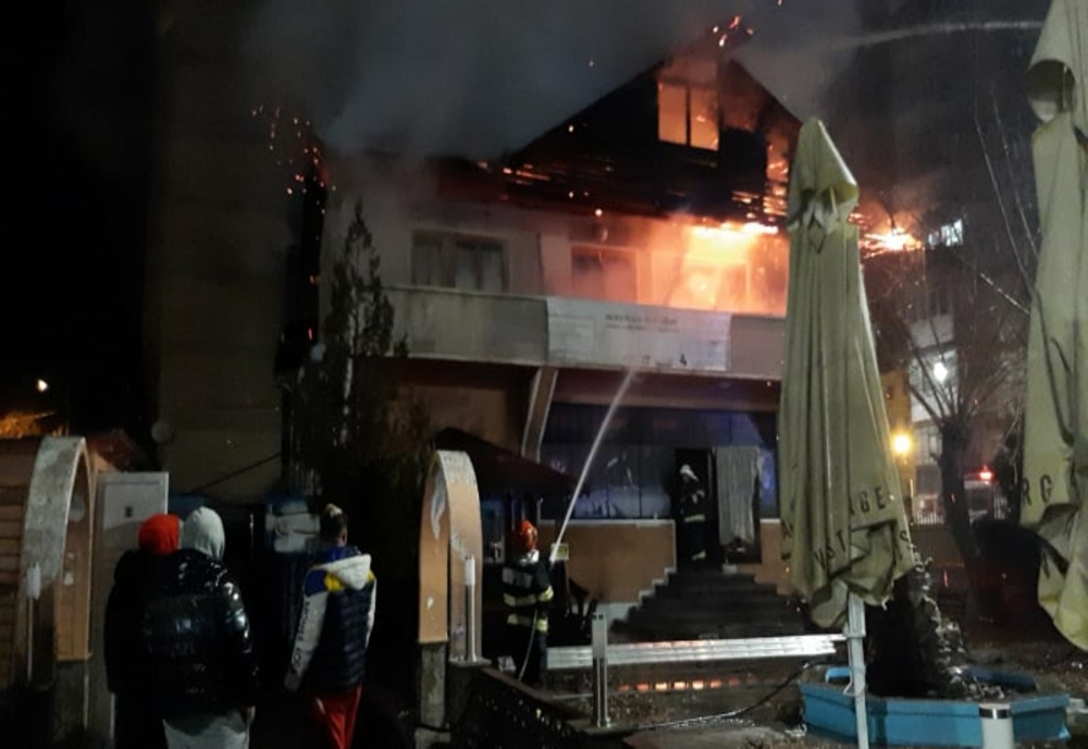 Magazin din Târgoviște, afectat de un incendiu. Pompierii au intervenit cu șase autospeciale pentru lichidarea flăcărilor