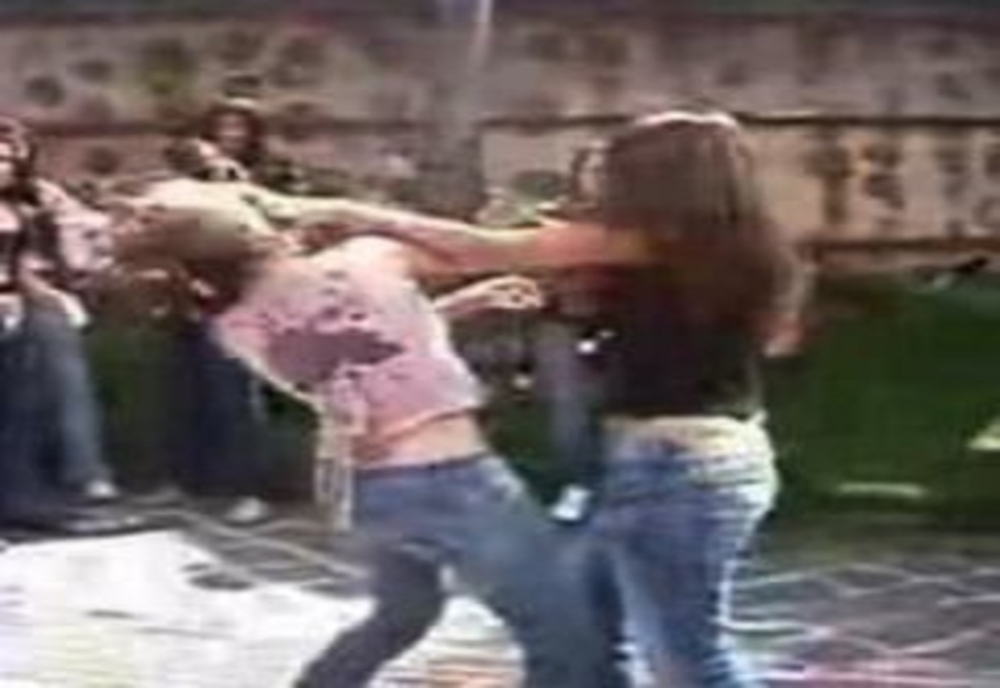 Bătaie între două fete în curtea unei școli din Dâmbovița. De la ce a pornit scandalul