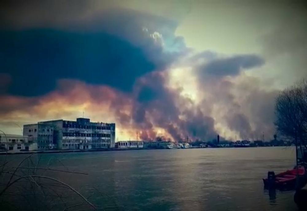 VIDEO Incendii violente de vegetație în zona Sulina