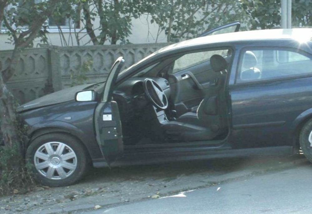 O șoferiță fără experiență din Botoșani s-a oprint cu mașina-n gard