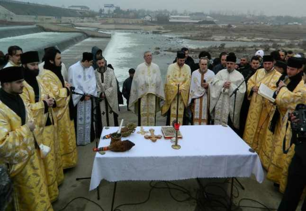 Sfințirea Apei Mari, la Crucea ridicată în cinstea Sfântului Sava de pe malul râului Buzău