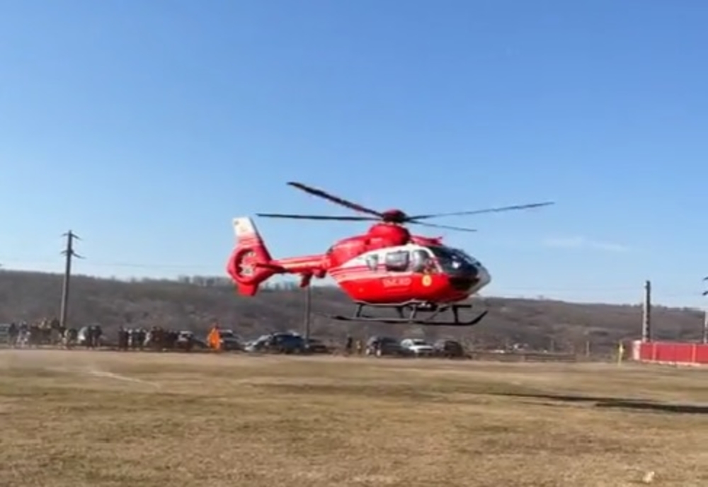 Meci de fotbal întrerupt de un elicopter SMURD care a aterizat pe teren să preia un pacient
