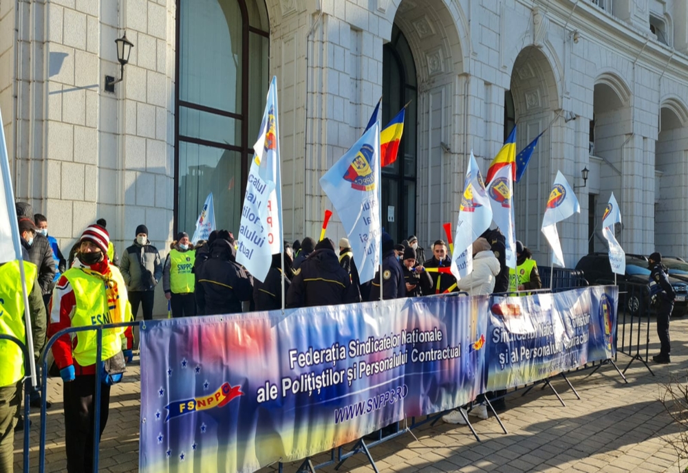 Protest al poliţiştilor, la Ministerul Finanţelor. Zeci de protestatari, din Olt
