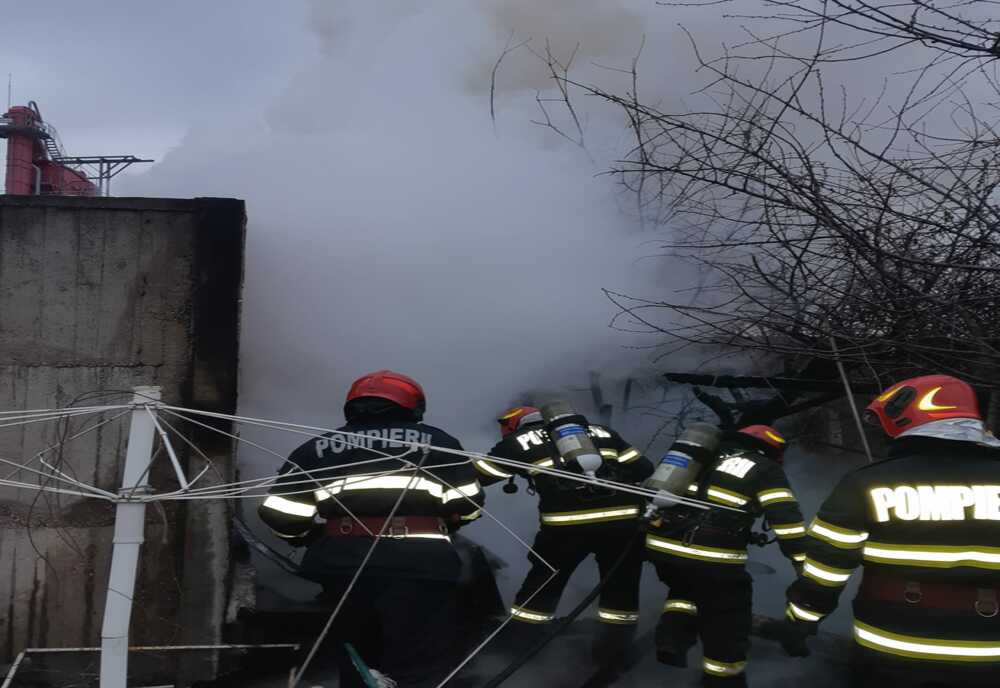 A luat foc o casă din Lăpușnicu Mare. Pericol de extindere a incendiului