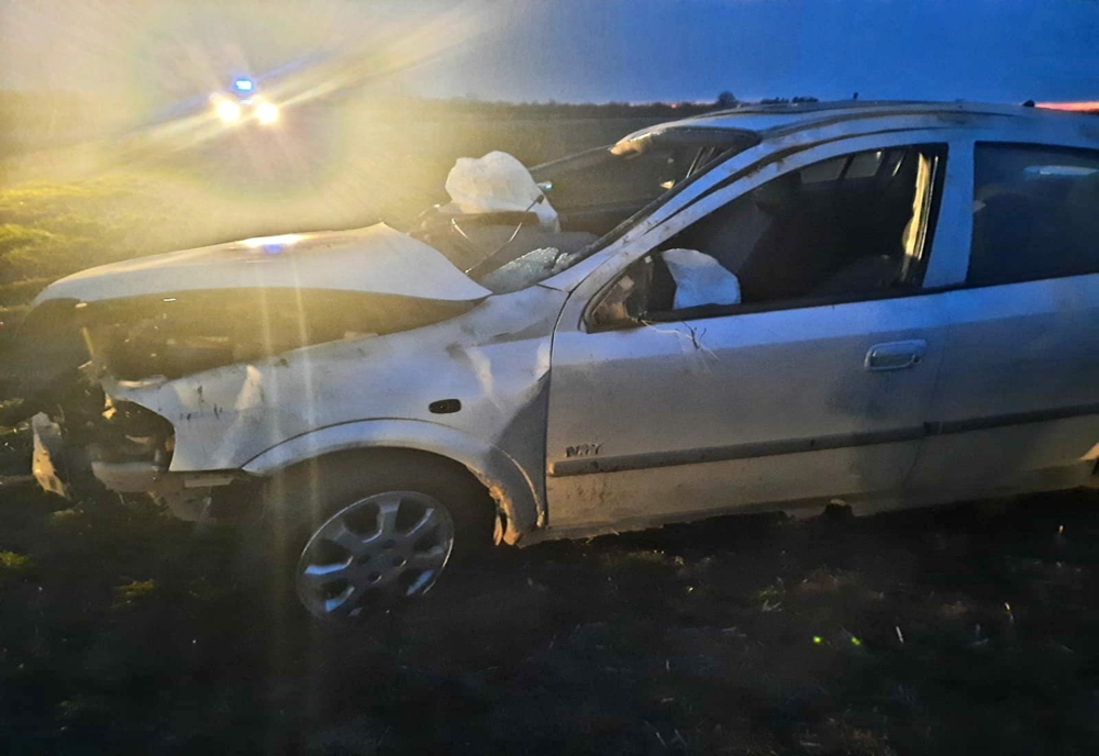 FOTO Șofer băut, s-a răsturnat cu mașina pe câmp