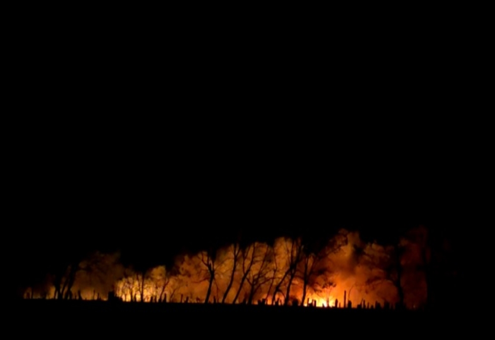 Video: Pompierii buzoieni se luptă cu flăcările