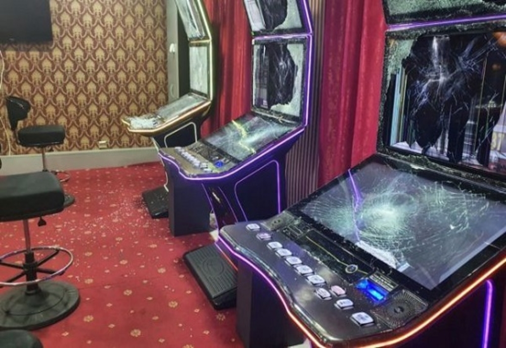 Un bărbat din Târgoviște a fost reținut după ce a distrus mai multe aparate de tip slot-machine și două televizoare
