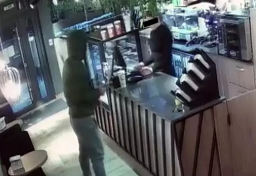 Jaf într-o cafenea din Suceava: hoțul a dat atacul cu o brichetă-pistol