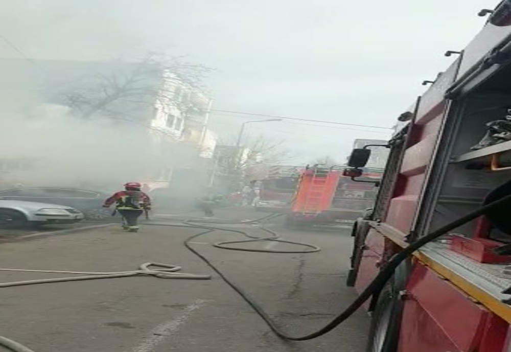 Incendiu puternic la o clădire din Slatina. Incidentul nu a fost anunțat la timp la 112