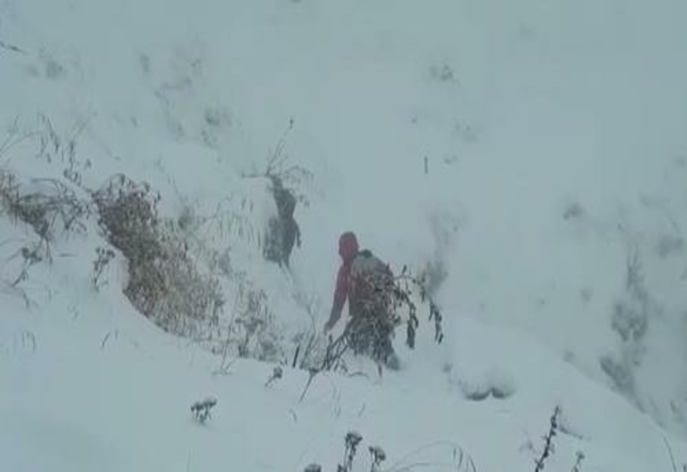 Un bărbat rătăcit în Bucegi a fost găsit de salvamontişti