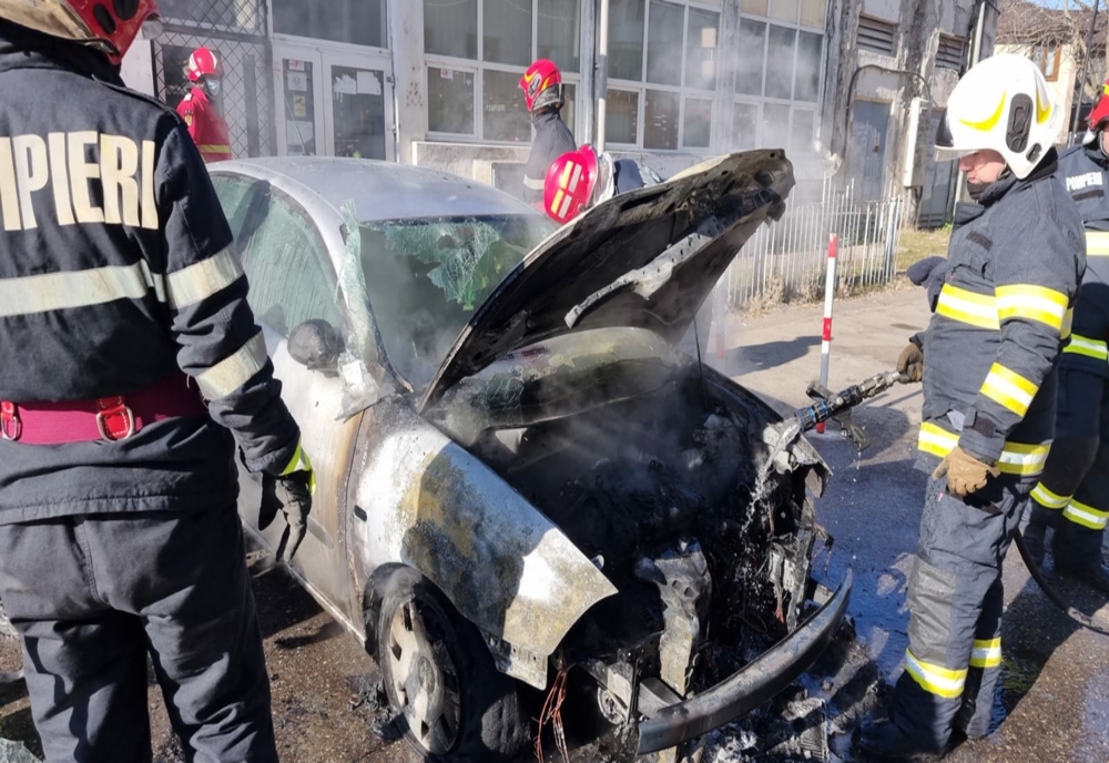 Mașină mistuită de foc într-o parcare din Târgoviște