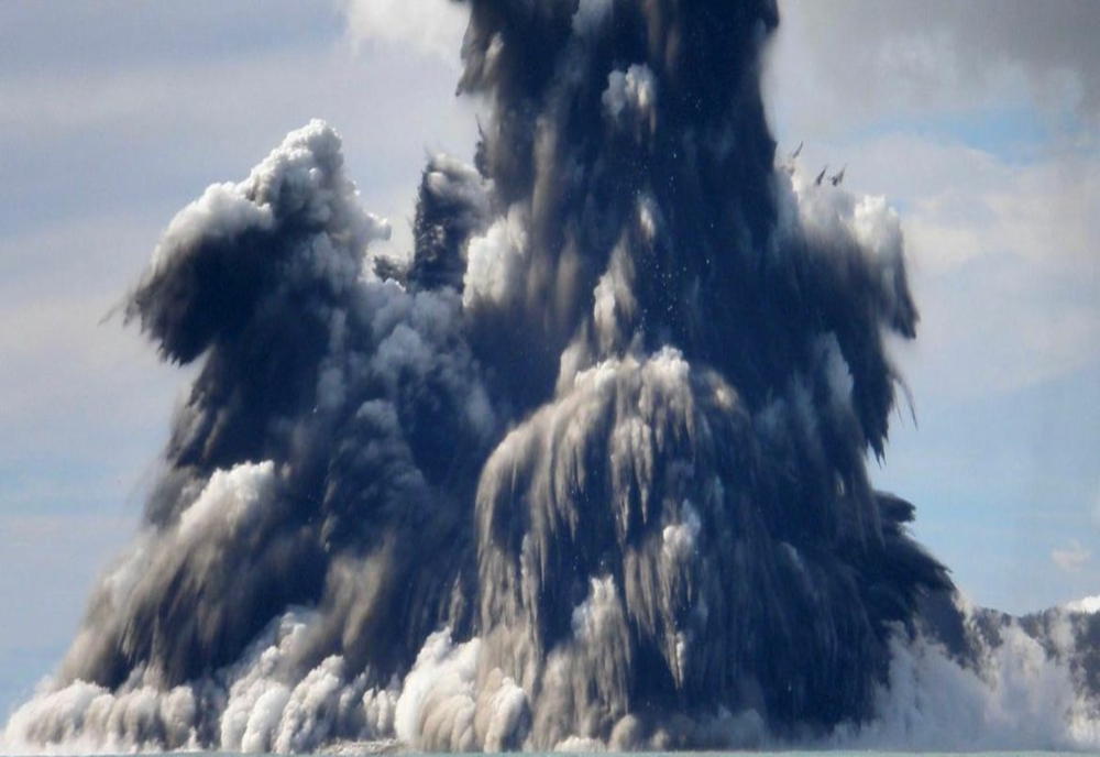 FOTO VIDEO TSUNAMI în statele insulare din Pacificul de Sud, după erupția unui vulcan subacvatic