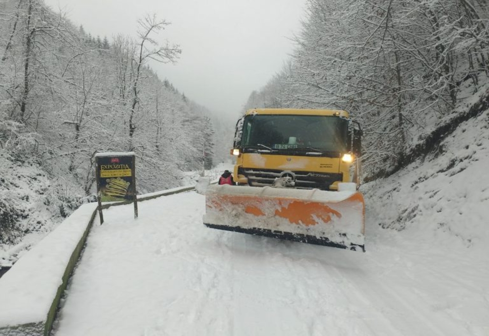 Traficul pe drumurile naționale din vestul țării se desfășoară în condiții de iarnă
