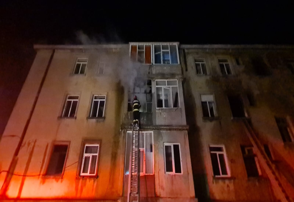 FOTO VIDEO Incendiu violent într-un bloc din Medgidia. Zeci de persoane evacuate