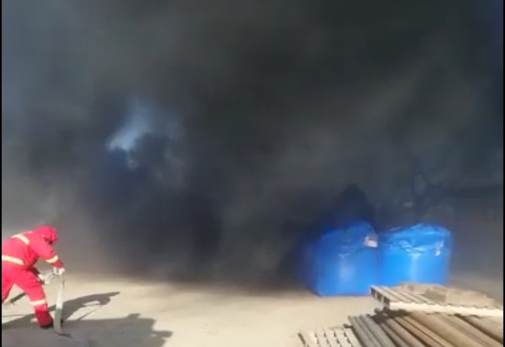 Video: Două rezervoare de polipropilenă arse din cauza nerespectării normelor de lucru cu focul în spații deschise