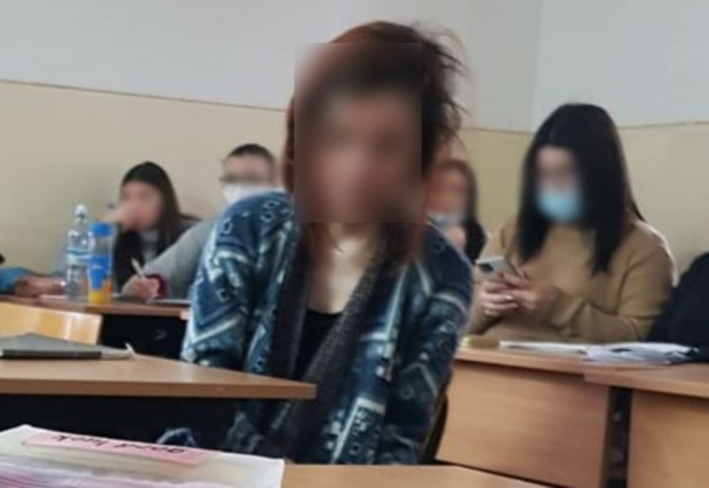 Buzău: O tânără a trecut de paza unui liceu şi a intrat într-o clasă, aşezându-se în bancă