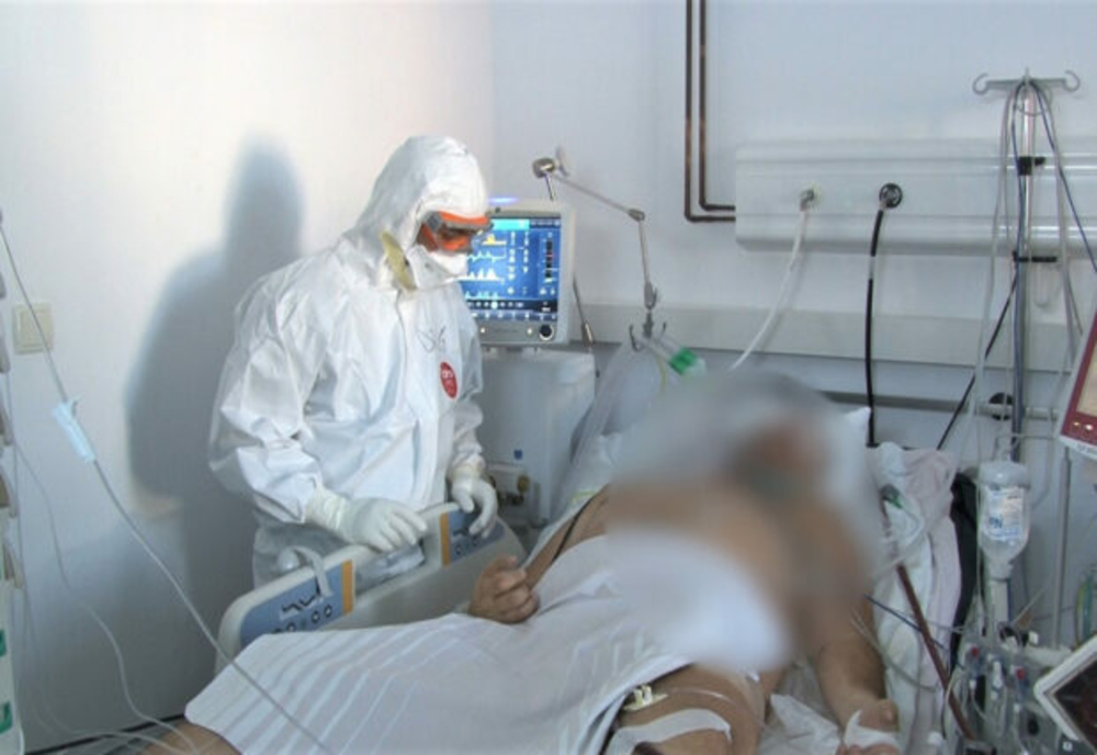 Conducerea spitalului din Reșița, acuzată că  ascunde un incident grav: pacienții de la ATI COVID au fost evacuați de urgență