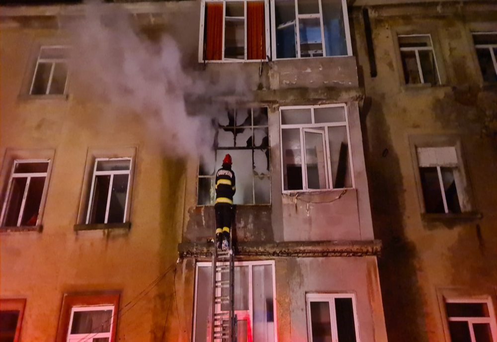 Incendiu la un bloc din Medgidia: 2 garsoniere, cuprinse de flăcări / 5 oameni au ajuns la spital