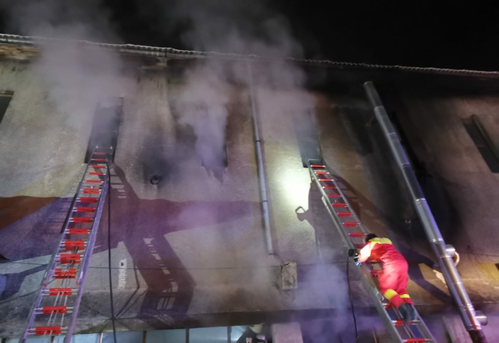 FOTO: Incendiu la un depozit de cherestea în Sângeorz Băi! Care a fost cauza