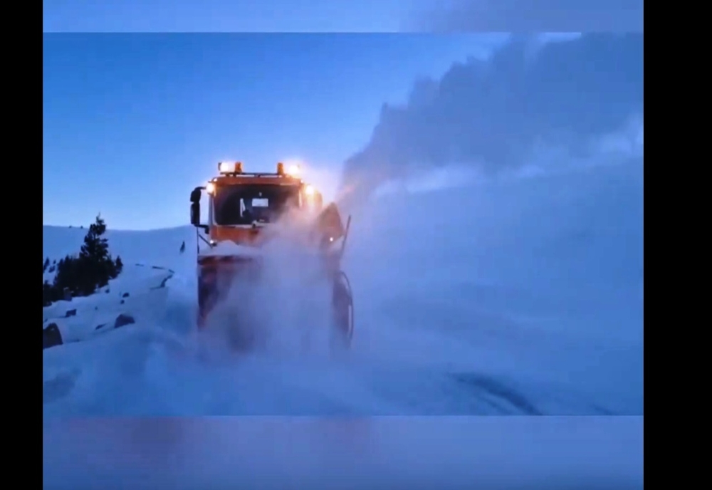 Gorj: Drumul dintre Novaci şi Rânca, închis din cauza zăpezii (VIDEO)