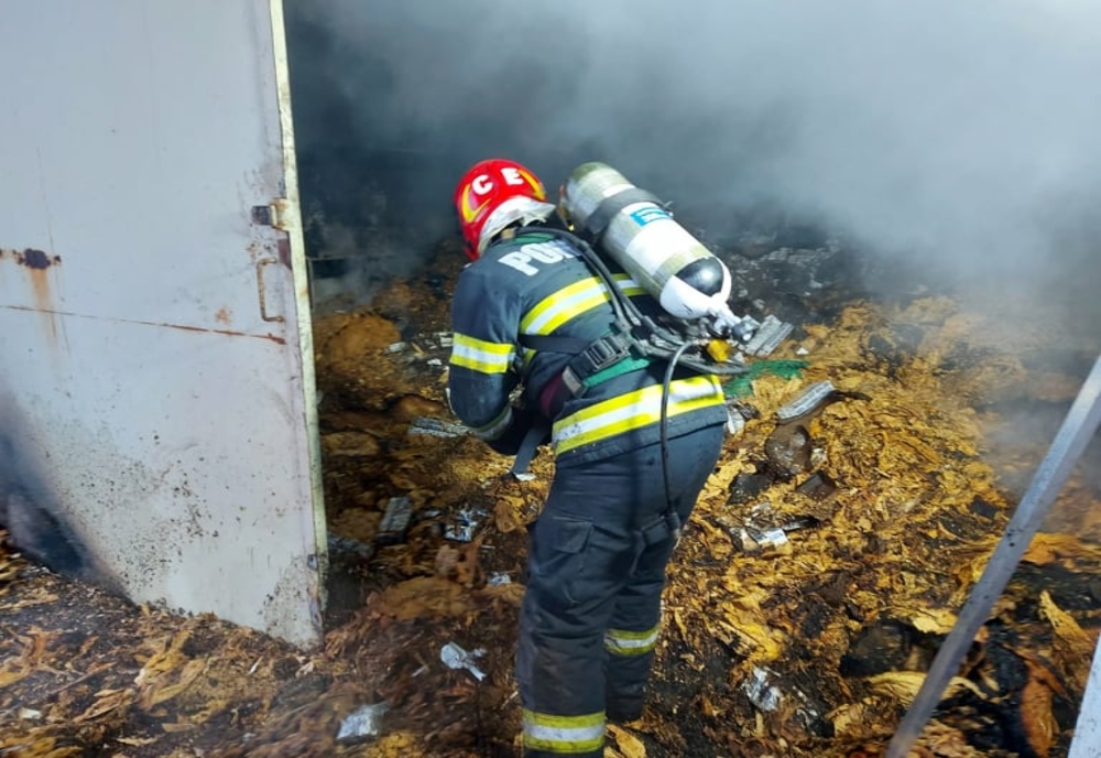 Incendiu la două magazii din Vama Giurgiu. Ard mai multe bunuri confiscate