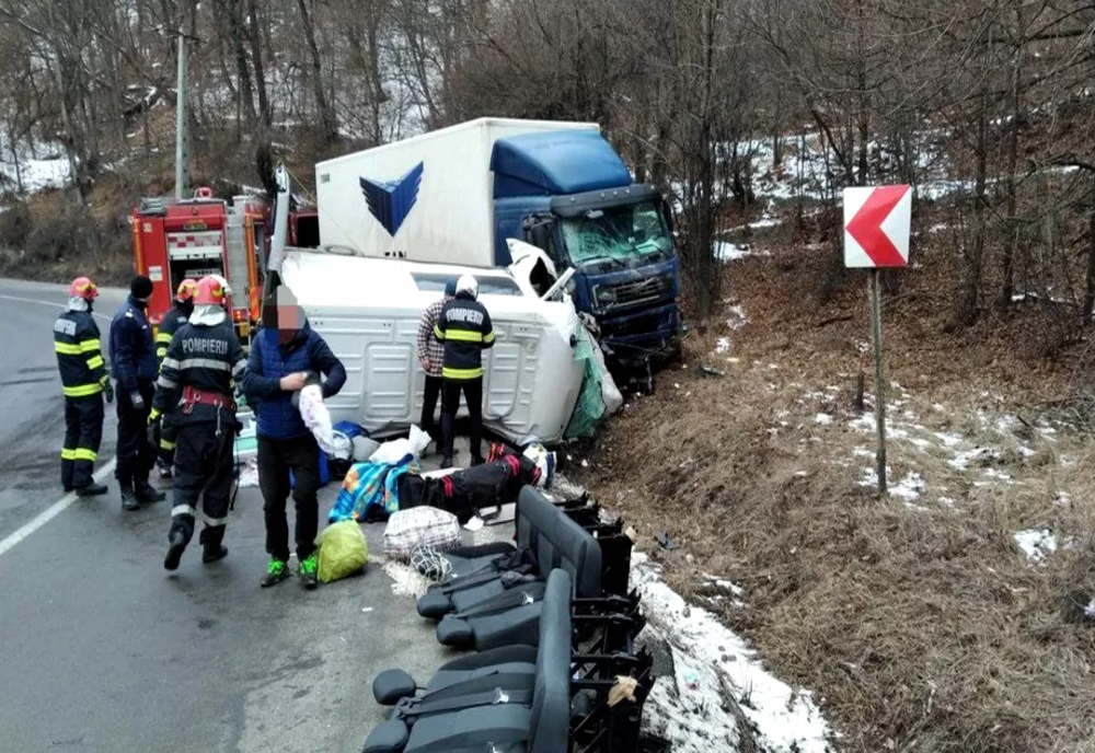 Accident grav în județul Bacău. Cinci persoane au fost rănite după ce o dubiță și un camion s-au ciocnit