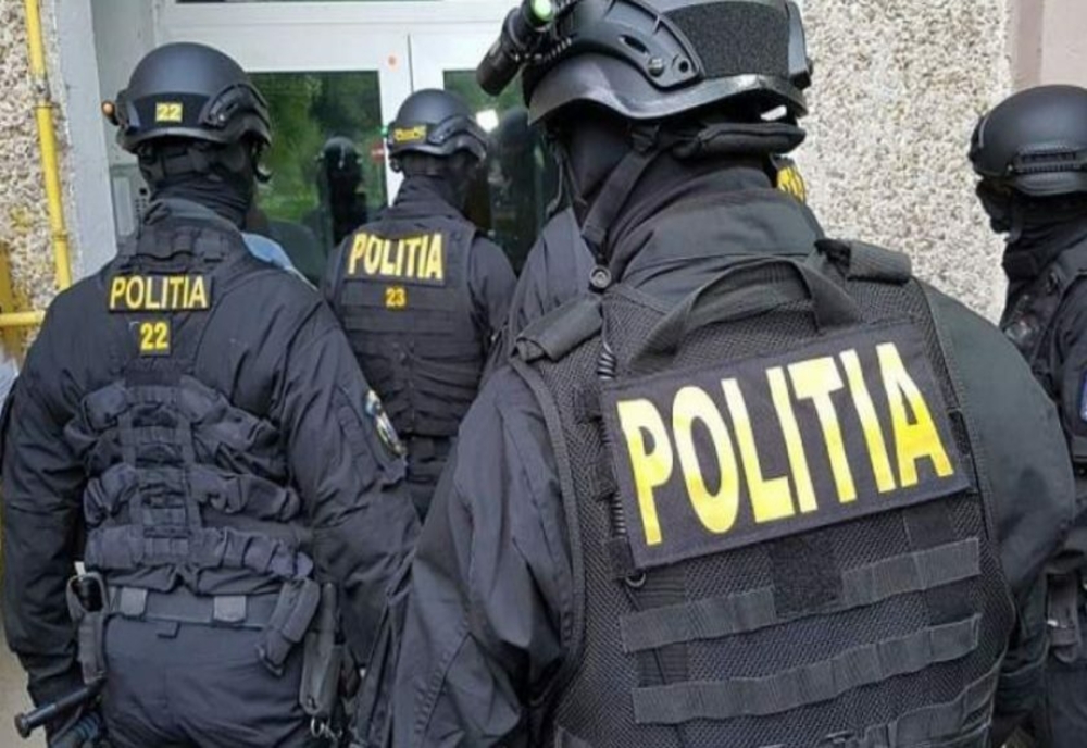 Mai mulți români au fost tâlhăriți de polițiști falși. Aceștia au intrat peste oameni în casă și au provocat pagube de 100.000 de euro
