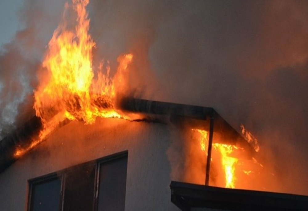 Incendiu violent la o vilă din localitatea Cheia. O persoană a suferit un atac de panică