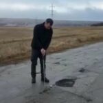VIDEO Protest inedit la Vaslui, pe un drum plin de gropi: Un localnic joacă golf, la recomandarea lui Klaus Iohannis