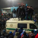 Peste 100.000 de români, captivi în haosul din Kazahstan
