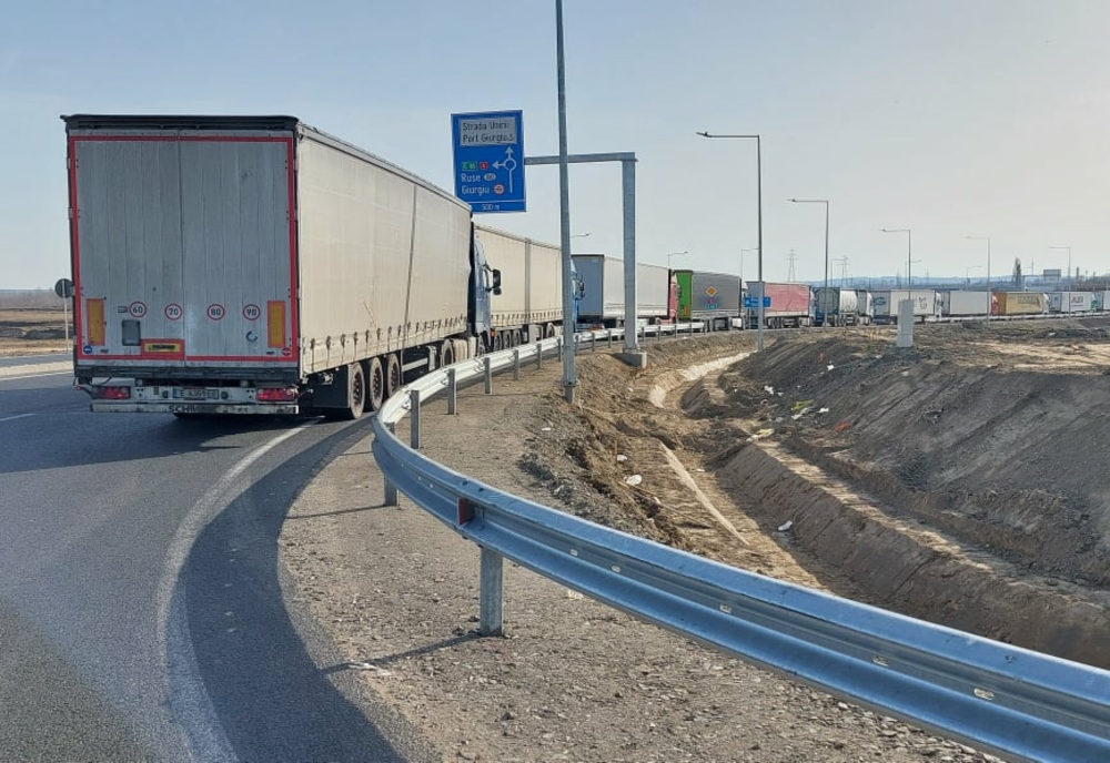 Coloană de camioane de 6 kilometri pe centura oraşului Giurgiu. Timpi de aşteptare mari din cauza traficului intens