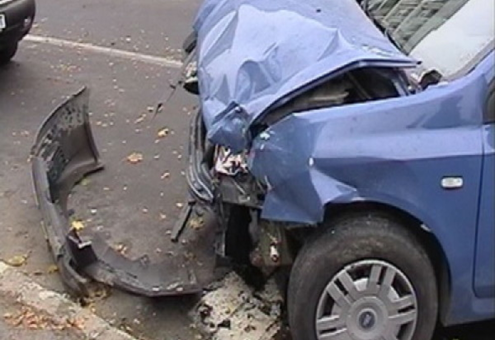 Un șofer băut a lovit 3 autoturisme parcate regulamentar