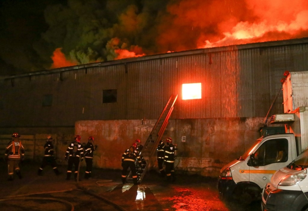 Incendiu de amploare la o hală e depozitare din Jilava