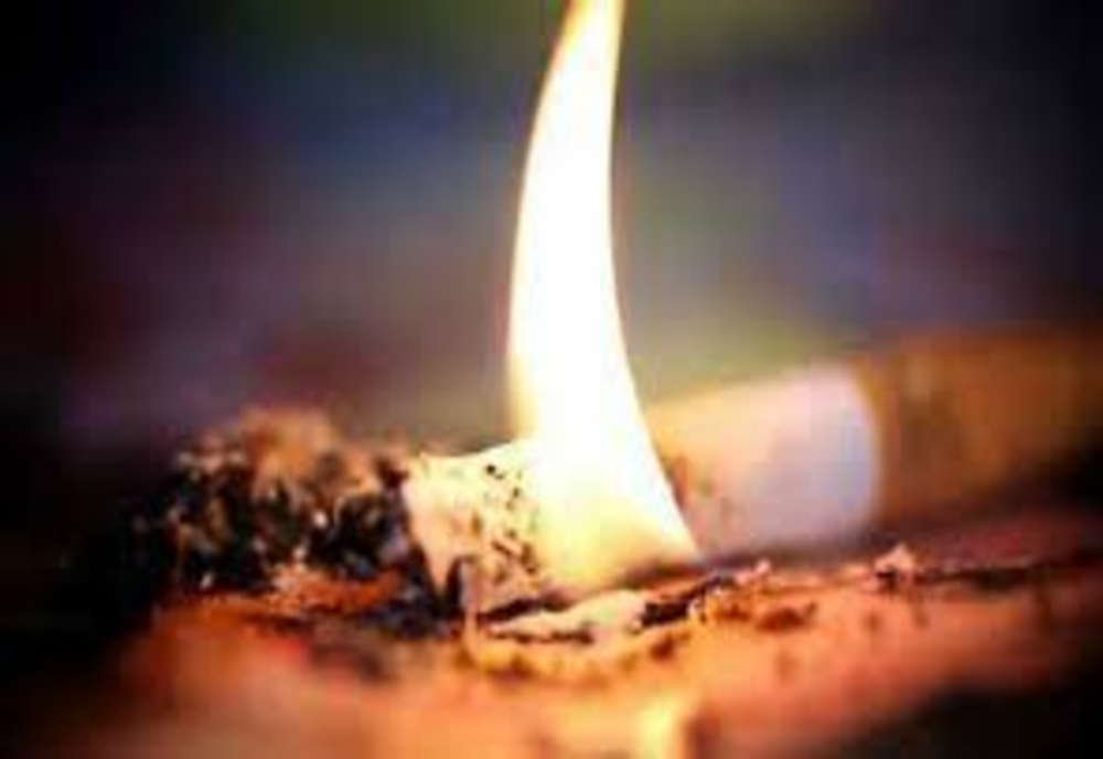 ATENȚIE unde aruncați ȚIGĂRILE!  Fumatul, factor de risc de incendiu!