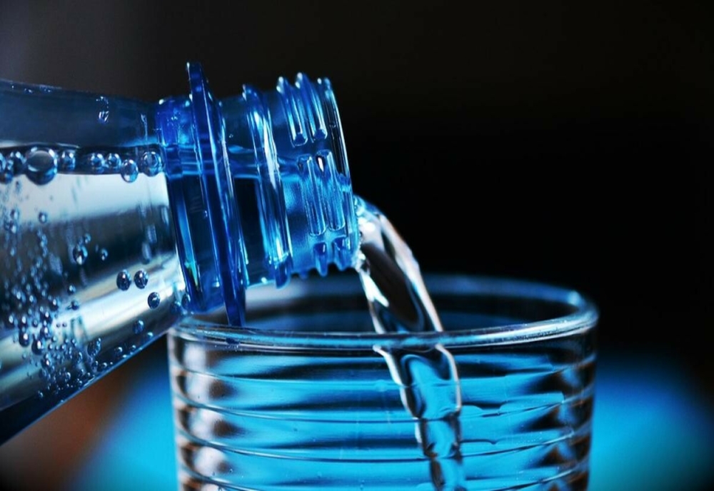 Pericolul din sticla de plastic: Cum devine cancerigenă apa din pet