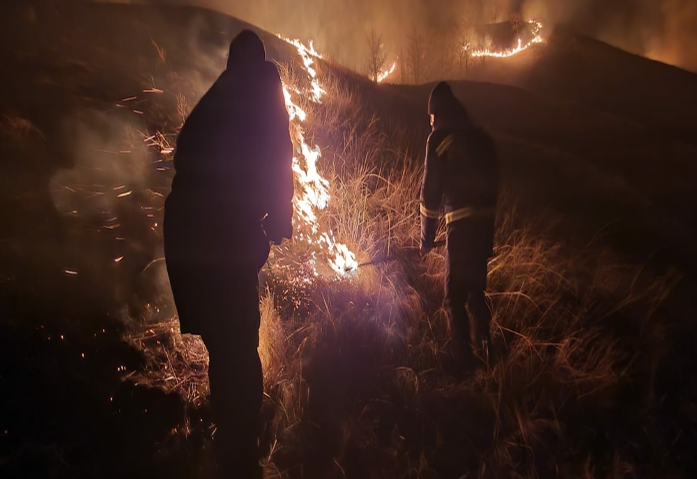 Video: Incendii de vegetație în județul Buzău ce s-au extins pe o suprafață totală de aproximativ 400 de hectare