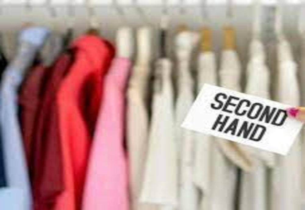 Un magazin second-hand oferă gratuit haine nevoiașilor din Reșița