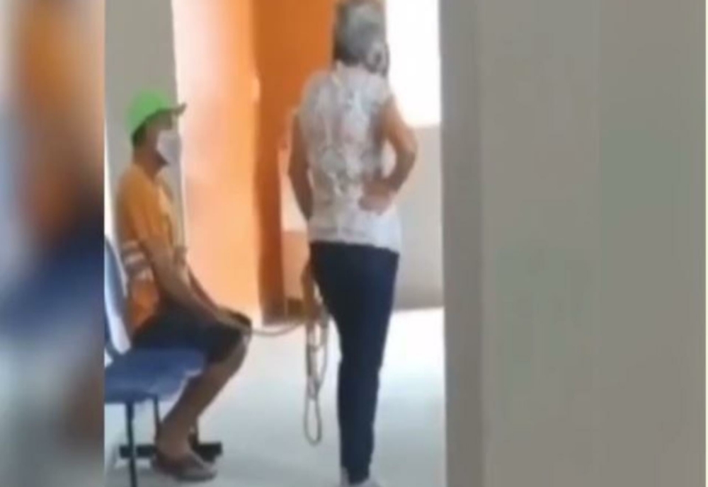VIDEO | O femeie şi-a legat soţul cu o frânghie şi l-a dus cu forţa la centrul de vaccinare