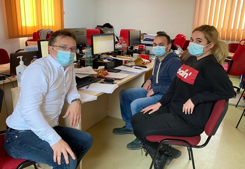De patru luni, doi studenţi ai Universităţii de Vest „Vasile Goldiş” din Arad sunt sprijin pentru Direcţia de Sănătate Publică